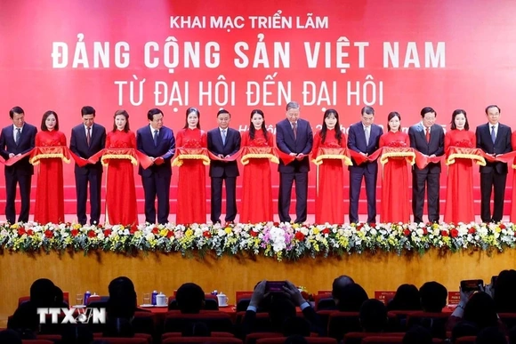 Tổng Bí thư dự khai mạc triển lãm “Đảng Cộng sản Việt Nam - Từ Đại hội đến Đại hội”
