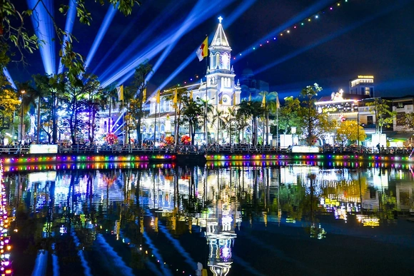 Phố phường Thanh Hóa lung linh mùa Giáng sinh