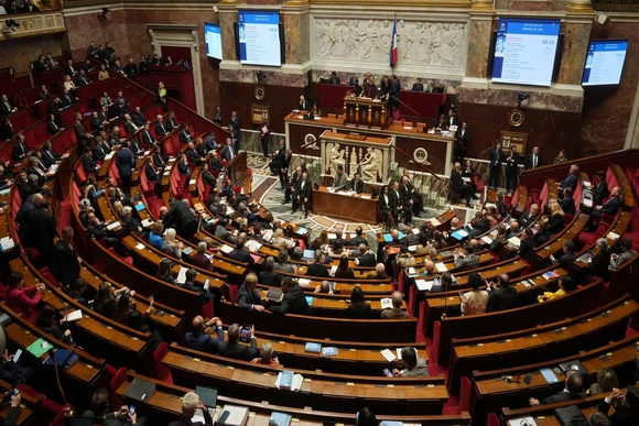 Quốc hội Pháp thông qua dự luật khẩn cấp, ngăn nguy cơ “đóng cửa” chính phủ