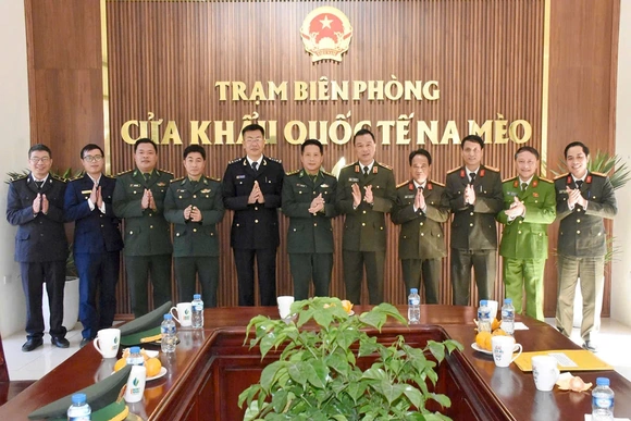 Giám đốc Công an tỉnh Thanh Hóa thăm, tặng quà Công an 6 xã biên giới giáp Lào