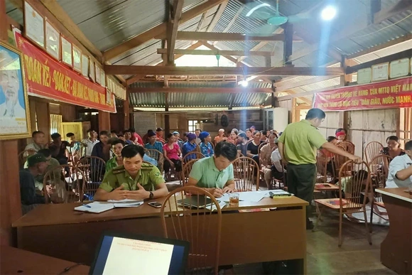 Tuyên truyền pháp luật cho người dân ở Khu Bảo tồn thiên nhiên Pù Luông