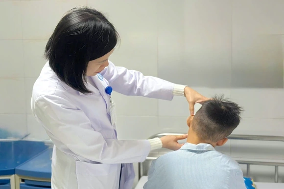 Phẫu thuật thành công ca u cuộn cảnh hiếm gặp ở trẻ 7 tuổi