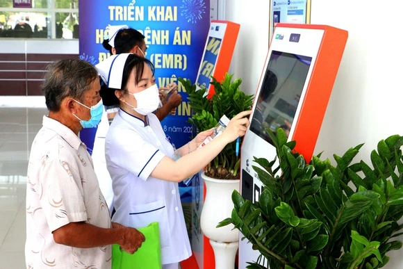 Sử dụng dữ liệu Sổ sức khỏe điện tử tích hợp trên VNeID thay thế sổ giấy