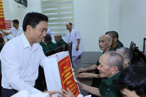 Thanh Hóa tặng quà người có công với cách mạng, đảng viên 60 năm tuổi Đảng nhân dịp Tết Nguyên đán 2026