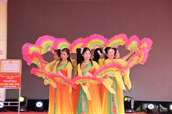 Công bố thôn Đồng Lòng, xã Hoằng Lộc đạt chuẩn NTM kiểu mẫu