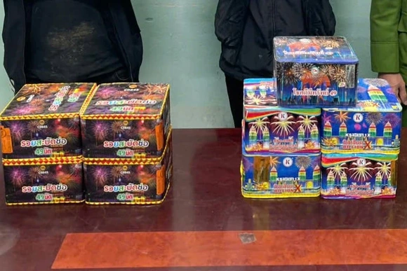 Phê chuẩn khởi tố các bị can trong đường dây buôn bán pháo nổ