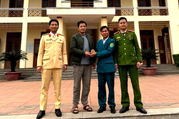 Cảnh sát giao thông tiếp nhận&nbsp;các loại pháo, vật liệu nổ&nbsp;do người dân giao nộp