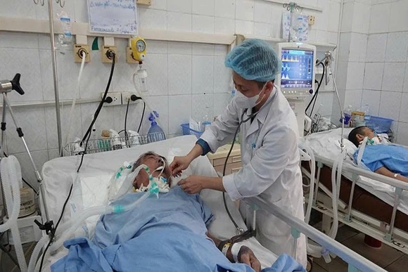 Phòng tránh ngộ độc rượu cuối năm “rình rập”