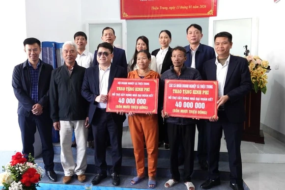 Xã Thiệu Trung trao kinh phí hỗ trợ xây nhà cho hộ có hoàn cảnh khó khăn