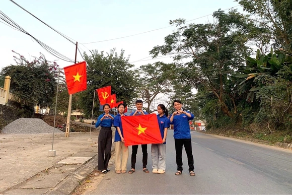Màu áo xanh tình nguyện hướng về ngày hội lớn của đất nước