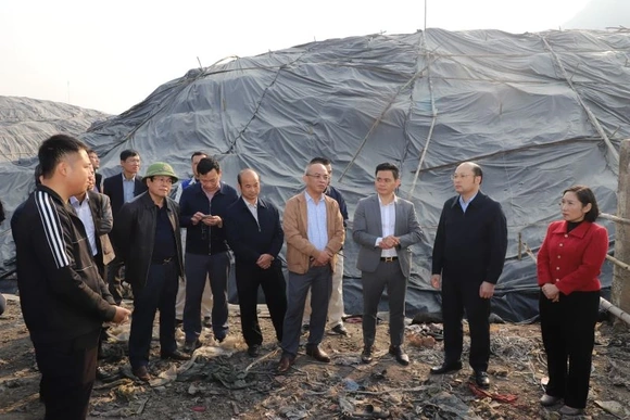 Khẩn trương xử lý tình trạng phát tán mùi hôi tại bãi rác Đông Nam