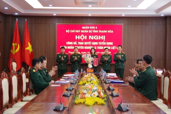 Trao Quyết định tuyển dụng cho thân nhân liệt sĩ