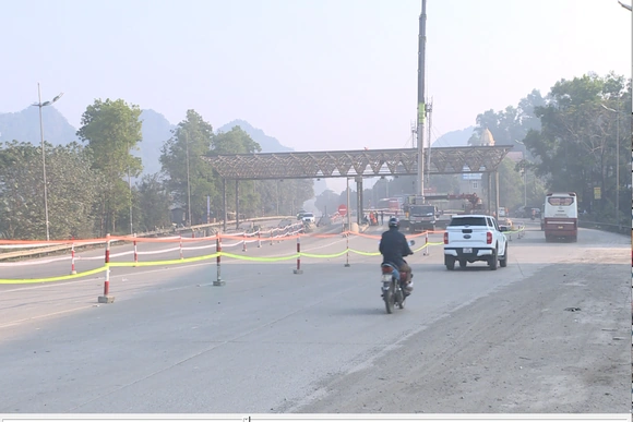 Tháo dỡ trạm thu phí ngừng hoạt động suốt 9 năm