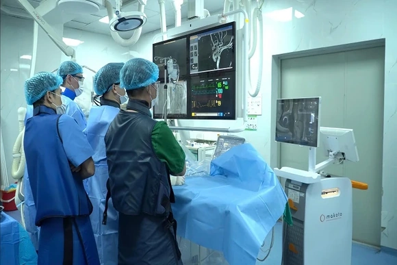 Ca bệnh mạch vành phức tạp đầu tiên tại Thanh Hóa được can thiệp dưới sự hỗ trợ của hệ thống IVUS + NIRS