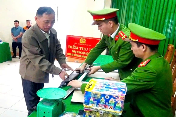 Đổi vũ khí, vật liệu nổ lấy bình chữa cháy: Cách làm hay giúp giữ bình yên ngày Tết