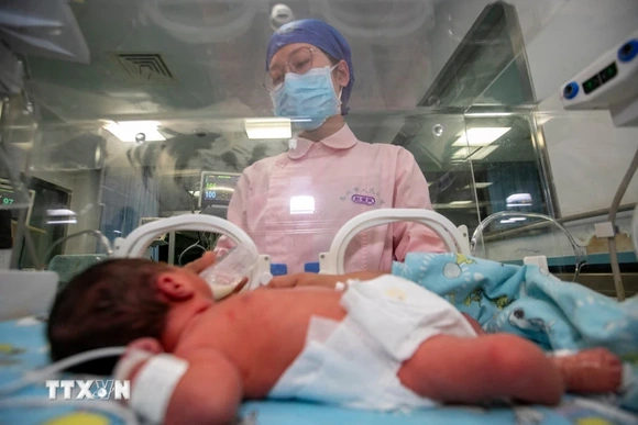 Trung Quốc đối mặt thách thức nhân khẩu học khi tỷ lệ sinh lập đáy mới