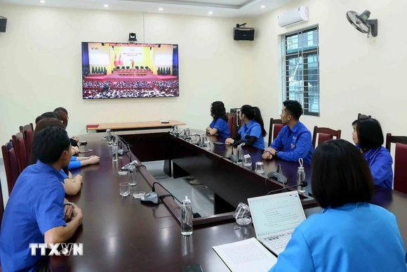 Nhiều cơ quan, đơn vị tổ chức xem truyền hình trực tiếp phiên khai mạc Đại hội XIV