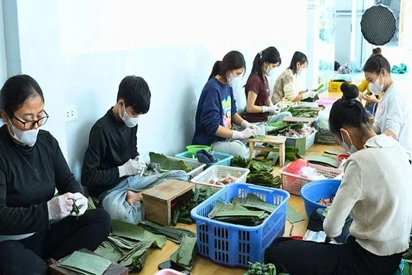 Các cơ sở sản xuất nem chua&nbsp;tất bật phục vụ thị trường cuối năm