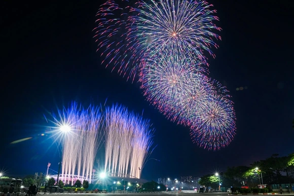 Người dân choáng ngợp trước màn sơ duyệt pháo hoa nghệ thuật tại Mỹ Đình