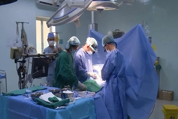 Cứu sống bệnh nhi 15 tuổi bị kính cắt đứt lìa động mạch