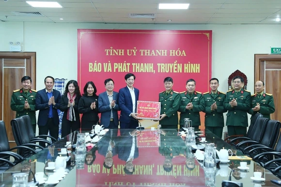 Phó Tư lệnh Quân khu 4 chúc Tết Báo và Phát thanh, truyền hình Thanh Hóa