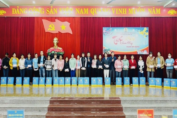 Công đoàn xã Vĩnh Lộc trao quà Tết cho đoàn viên, công nhân lao động có hoàn cảnh khó khăn