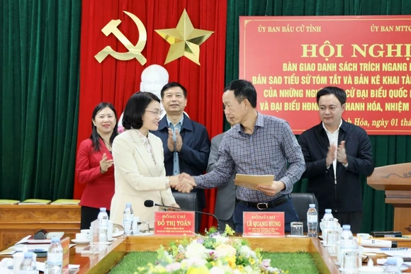 Bàn giao hồ sơ người ứng cử ĐBQH khóa XVI và đại biểu HĐND tỉnh Thanh Hóa nhiệm kỳ 2026-2031