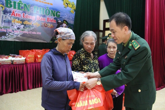 “Xuân Biên phòng - ấm lòng dân biển