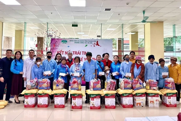Trao quà Tết cho bệnh nhân tại Trung tâm Thận lọc máu