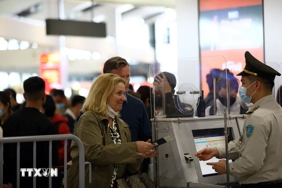 Triển khai miễn thị thực có thời hạn cho người nước ngoài thuộc diện đặc biệt cần ưu đãi