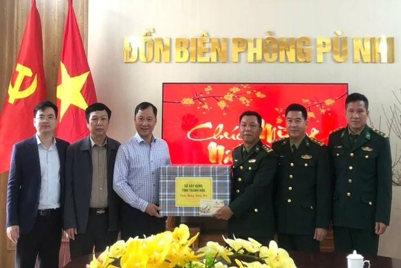 Sở Xây dựng thăm, tặng quà cán bộ, chiến sĩ bộ đội biên phòng