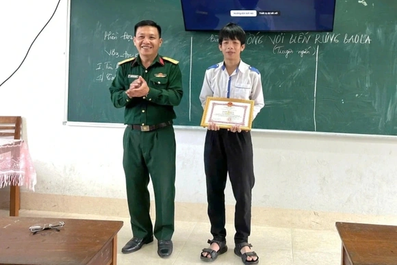 Khen thưởng nam sinh lớp 11 kịp thời sơ cứu phi công trong vụ rơi máy bay