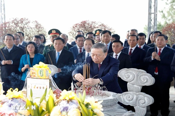 Tổng Bí thư Tô Lâm dâng hương tưởng niệm các nhà lãnh đạo tiền bối, anh hùng, liệt sĩ tại Nghệ An, Hà Tĩnh