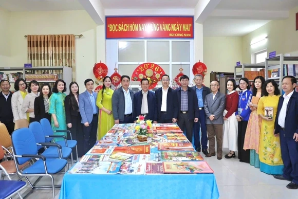 Xã Lưu Vệ khai trương phòng đọc sách, báo “Mừng Đảng - Mừng Xuân”