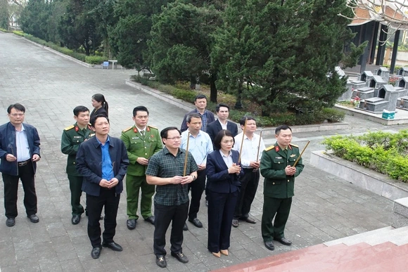 Phó Chủ tịch Thường trực Ủy ban MTTQ tỉnh kiểm tra đời sống và sản xuất của người dân một số địa phương,  đơn vị