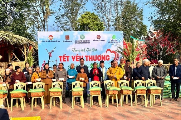 Trao 500 suất quà Tết cho hộ nghèo tại 6 phường, xã trên địa bàn tỉnh