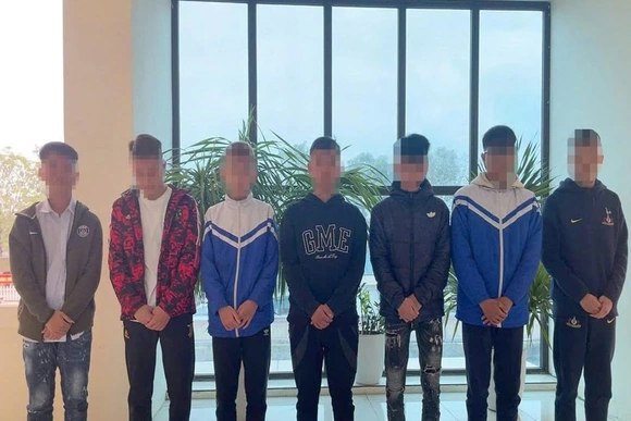 Giáo dục, răn đe 8 thanh thiếu niên vi phạm trật tự an toàn giao thông