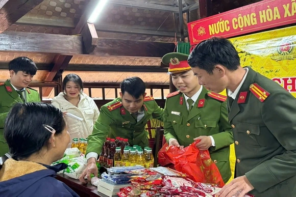 “Gian hàng 0 đồng” - Ấm tình nơi biên giới tại xã Yên Khương