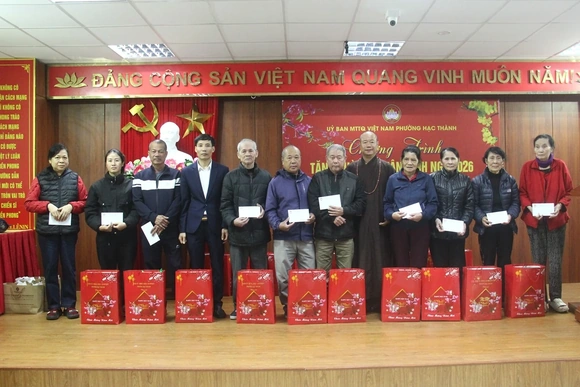 Phường Hạc Thành trao 862 suất quà Tết cho gia đình chính sách, hộ khó khăn