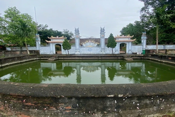 Những con mắt của làng