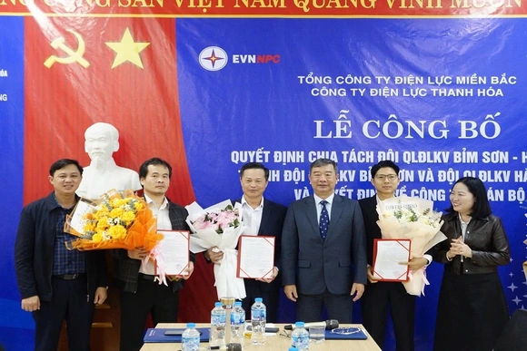 Công ty Điện lực Thanh Hóa công bố quyết định chia tách, thành lập các Đội Quản lý Điện lực khu vực