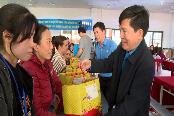 Đoàn viên công đoàn Công ty Giầy Kim Việt vui “Tết sum vầy - Xuân ơn Đảng”