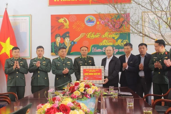 Phó Chủ tịch UBND tỉnh Cao Văn Cường thăm, tặng quà Tết tại xã Linh Sơn và các đồn biên phòng