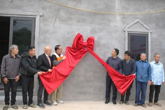 Bàn giao nhà ở do Tổ chức Tầm nhìn Thế giới tại Việt Nam hỗ trợ các hộ gia đình khó khăn