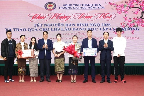 Tặng quà lưu học sinh Lào đang học tập tại tỉnh Thanh Hóa nhân dịp năm mới
