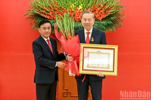 Trao Huy hiệu 45 năm tuổi Đảng, tặng đồng chí Tổng Bí thư Tô Lâm