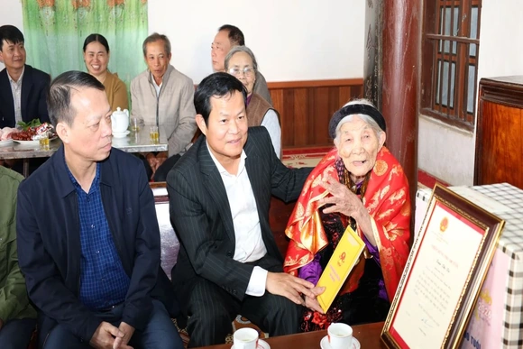 Phó Chủ tịch HĐND tỉnh Nguyễn Quang Hải thăm, kiểm tra sản xuất, đời sống tại xã Triệu Sơn và các đơn vị