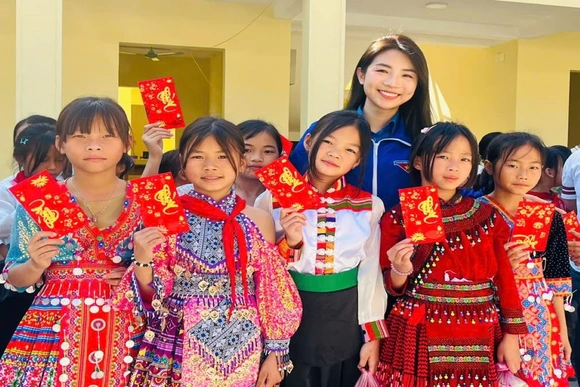 Bí thư Tỉnh đoàn thăm, tặng quà cho các em thiếu nhi tại trường Tiểu học Mường Lý