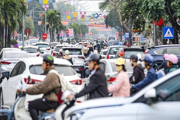 Cận Tết Nguyên đán, giao thông trung tâm Thanh Hóa “nóng” giờ cao điểm