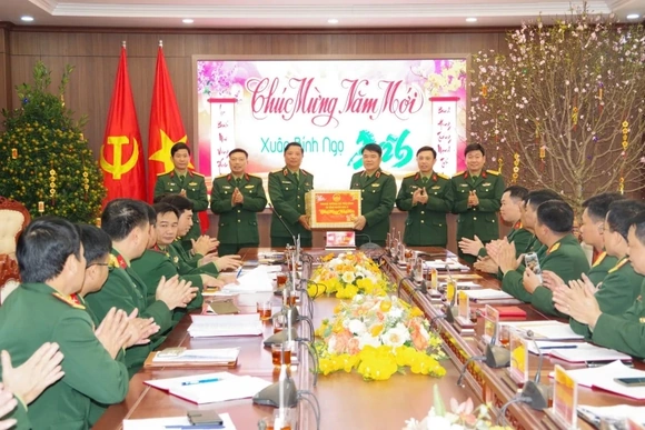 Tư lệnh Quân khu 4 chúc Tết các đơn vị tại Thanh Hóa